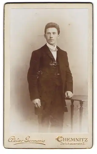 Fotografie Atelier Gemania, Chemnitz, Zwickauerstrasse 2, junger Mann im Anzug