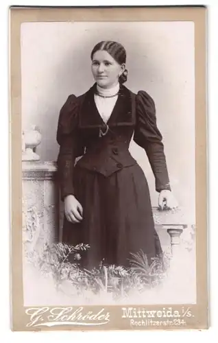 Fotografie G. Schröder, Mittweida i.S., Rochlitzerstrasse 234, bürgerliche Frau in tailliertem Kleid