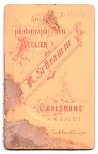 Fotografie R. Schramm, Carlsruhe, Bahnhof-Strasse 1, bürgerlicher Herr im Mantel