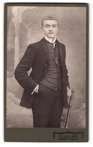 Fotografie Heinr. Albers, Harburg a. E., Maretstrasse 1, junger Mann im Anzug mit Taschenuhr