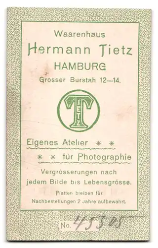 Fotografie Hermann Tietz, Hamburg, Gr. Burstah 12-14, junge Konfirmandin in weissem Kleid