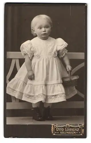 Fotografie Otto Lorenz, Solingen, Kasierstrasse 259, Portrait kleines Mädchen im weissen Kleid