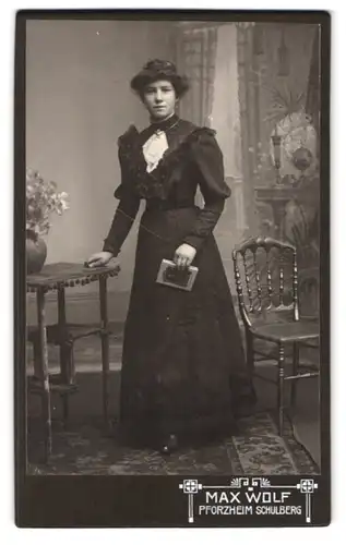 Fotografie Max Wolf, Pforzheim, Schulberg, Portrait junge Dame im Kleid