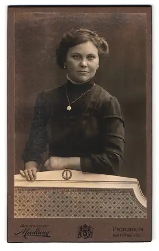 Fotografie Madlung, Pforzheim, Östl. K. Friedr.-Strasse, Portrait junge Dame im Kleid mit Halskette