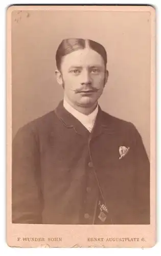 Fotografie F. Wunder Sohn, Hannover, Ernst-Augustplatz 6, Portrait bürgerlicher Herr mit Zwirbelbart