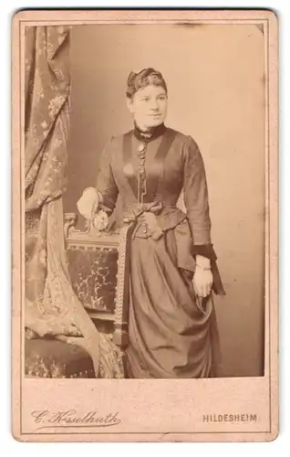 Fotografie Carl Kesselhuth, Hildesheim, Kaiserstrasse 44, Portrait junge Dame in modischer Kleidung