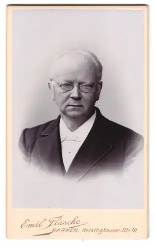 Fotografie Emil Flasche, Barmen, Heckinghauser-Strasse 19, Portrait älterer Herr im Anzug mit Brille