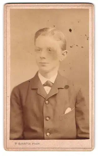 Fotografie P. Barth, Elberfeld, Herzogstrasse 4, Portrait junger Mann im Anzug mit Fliege