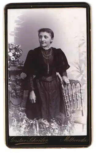 Fotografie Gustav Schröder, Mittweida, Portrait junge Dame in modischer Kleidung