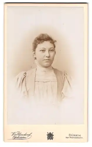 Fotografie Vollendorf Ophoven, Düren, Oberstrasse 35, Portrait junge Dame mit zurückgebundenem Haar