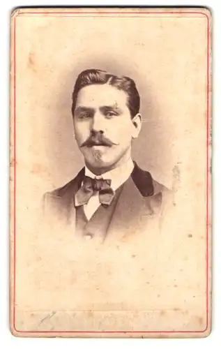 Fotografie Carl Deiss, Waldshut, Portrait eleganter Herr mit Moustache