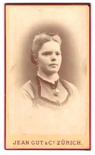 Fotografie Jean Gut & Co., Zürich, Napfgasse, Portrait junge Dame im hübschen Kleid