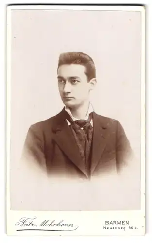Fotografie Fritz Mohrhenn, Barmen, Neuenweg 50 a, Portrait junger Herr im Anzug mit Krawatte