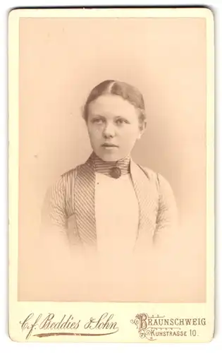 Fotografie C. F. Beddies & Sohn, Braunschweig, Kuhstrasse 10, Portrait junge Dame im Kleid mit Kragenbrosche