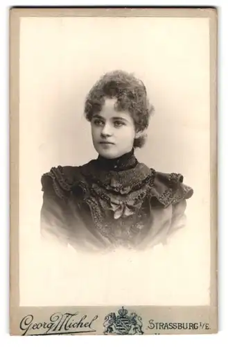 Fotografie Georg Michel, Strassburg i /Els, Marnesiastaden 5, Portrait junge Dame im hübschen Kleid