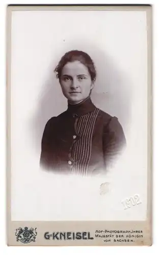 Fotografie G. Kneisel, Aue i /Erzgeb., Portrait junge Dame mit zurückgebundenem Haar