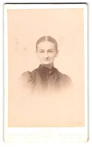 Fotografie G. Th. Hase & Sohn, Freiburg i /B., Carlsplatz 4, Portrait bürgerliche Dame mit zurückgebundenem Haar