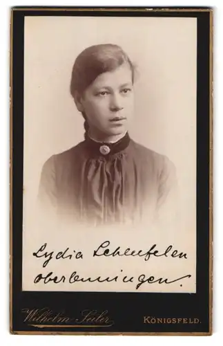 Fotografie Wilhelm Seiler, Königsfeld /Baden, Portrait junge Dame mit Kragenbrosche