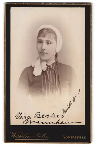 Fotografie Wilhelm Seiler, Königsfeld /Baden, Portrait Vera Becker mit Haube und Kragenbrosche