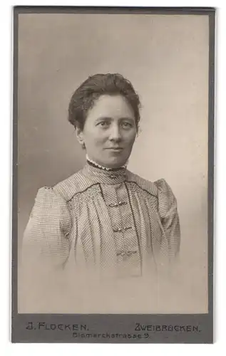 Fotografie J. Flocken, Zweibrücken, Bismarckstrasse 9, Portrait bürgerliche Dame mit zurückgebundenem Haar