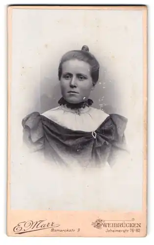 Fotografie Fr. E. Marr, Zweibrücken, Bismarck-Strasse 9, Portrait junge Dame im modischen Kleid