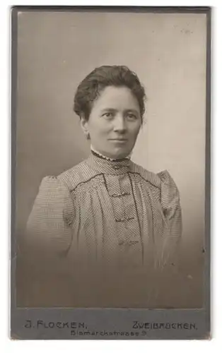 Fotografie J. Flocken, Zweibrücken, Bismarckstrasse 9, Portrait bürgerliche Dame mit zurückgebundenem Haar