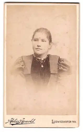 Fotografie Hans Arnold, Ludwigshafen a /Rh., Oggersheimerstrasse 4, Portrait junge Dame mit zurückgebundenem Haar