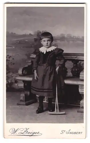 Fotografie W. Zeiger, St. Ingbert, Portrait kleines Mädchen im modischen Kleid