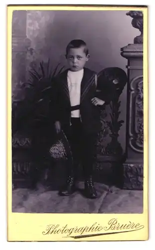 Fotografie Photographie Bruère, Metz, Rattenturmstrasse 8, Portrait kleiner Junge in modischer Kleidung
