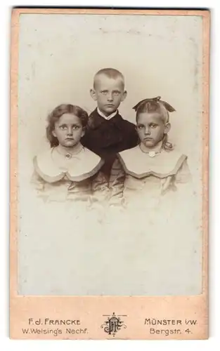 Fotografie W. Welsing, Münster i /W., Bergstrassse 4, Portrait Junge und zwei Mädchen in zeitgenössischer Kleidung