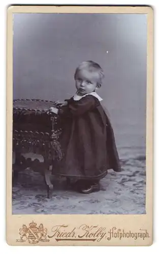 Fotografie Friedr. Kolby, Zwickau i /S., Äussere Plauensche Strasse, Portrait süsses Kleinkind im Kleid