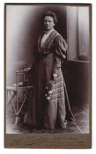 Fotografie Heinrich Imig, Zwickau i /S., Hauptmarkt 15, Portrait bürgerliche Dame im Kleid mit Rosen
