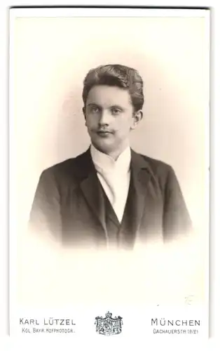 Fotografie Karl Lützel, München, Dachauerstrasse 19-21, Portrait junger Mann im Anzug mit Krawatte