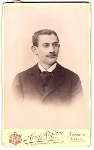 Fotografie Alex. Möhlen, Hannover, Georgsplatz, Eingang Landschaftstrasse 4, Portrait eleganter Herr mit Oberlippenbart