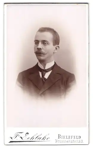 Fotografie F. Schlake, Bielefeld, Brunnenstrasse 1 & 3, Portrait eleganter Herr mit Zwicker und Moustache