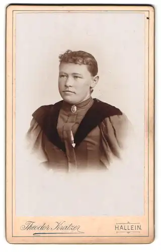 Fotografie Theodor Kratzer, Hallein, Portrait junge Dame im Kleid mit Kragenbrosche