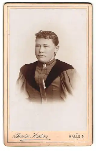 Fotografie Theodor Kratzer, Hallein, Portrait junge Dame im Kleid mit Kragenbrosche