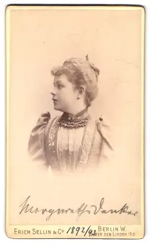 Fotografie Erich Sellin & Co., Berlin-W, Unter den Linden 19, Portrait junge Dame im hübschen Kleid