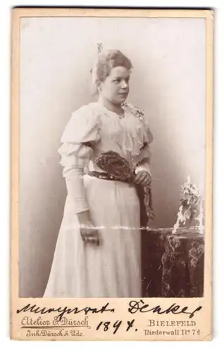 Fotografie E. Dürsch, Bielefeld, Niederwall 7 a, Portrait junge Dame in hübscher Kleidung