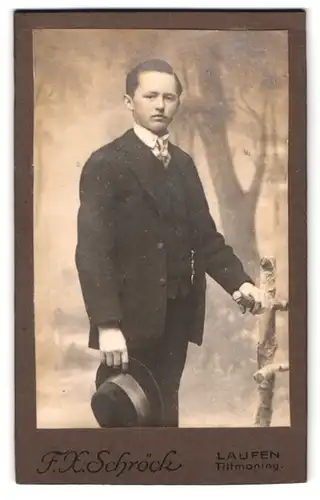 Fotografie F. X. Schröck, Laufen, Bezirkamtsgasse, junger Herr im Anzug mit Hut in der Hand