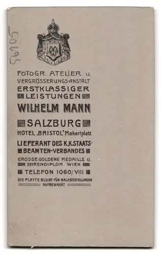 Fotografie Wilhelm Mann, Salzburg, Makartplatz, Portrait Vater mit Hut und Schnauzbart und sein Sohn