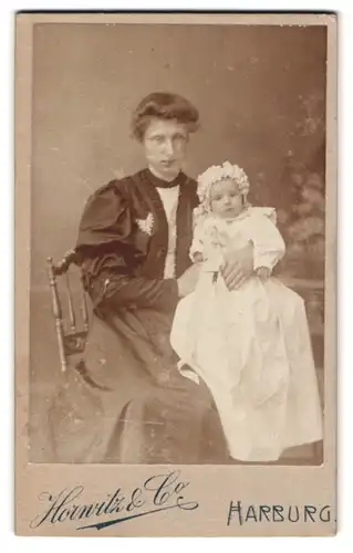 Fotografie Horwitz & Co, Harburg, Wilstorferstrasse 77, Portrait Mutter mit Baby im weissen Kleid