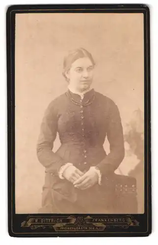 Fotografie R. Dittrich, Frankenberg i.S., Freibergerstrasse 206G, Bürgerliche Frau mit verschränkten Händen