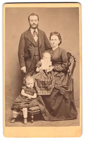 Fotografie Theodor Bässler, Chemnitz, Reitbahnstrasse 434, Portrait Eltern mit ihren zwei Kindern
