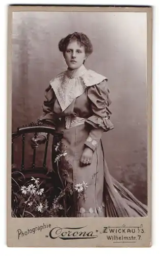 Fotografie Corona, Zwickau i. S., Wilhelmstrasse 7, hübsche Frau im Kleid