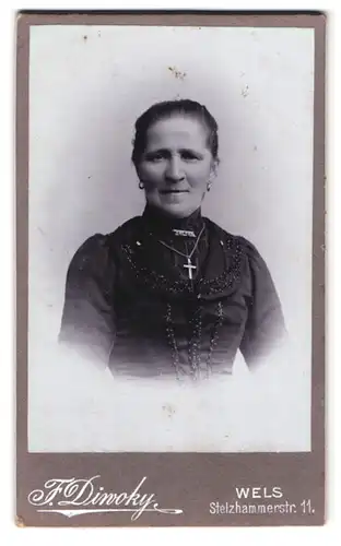 Fotografie Franz Diwoky, Wels, Stelzhammerstrasse 11, ältere Dame mit Kette und Kreuzanhänger