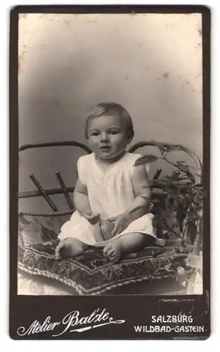 Fotografie Atelier Balde, Salzburg, kleines Mädchen mit Ball in der Hand