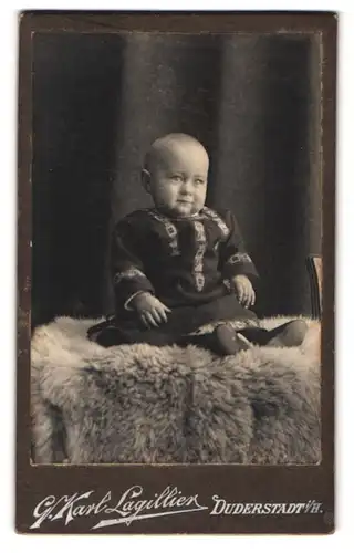 Fotografie G. Karl Lagillier, Duderstadt i. H., Portrait Baby sitzt auf Fell