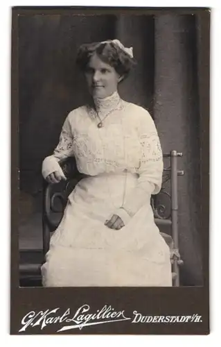 Fotografie G. Karl Lagillier, Duderstadt i. H., Portrait Dame im weissen Kleid mit Schleife im Haar