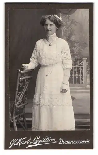 Fotografie G. Karl Lagillier, Duderstadt i. H., Dame im weissen Kleid mit Schleife im Haar